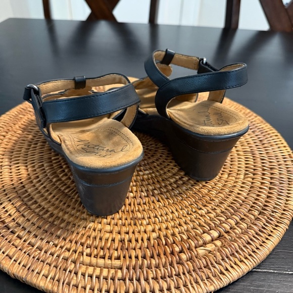 Natural Soul Women's Black Sandals - Picture 4 of 8